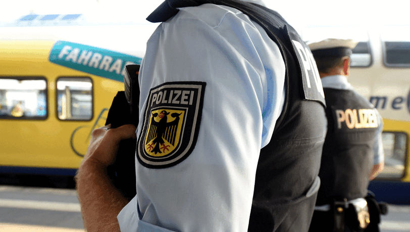 Zwei Beamte der Bundespolizei überwachen einen Bahnsteig auf dem Hauptbahnhof in Hannover. Zwei Beamte der Bundespolizei überwachen einen Bahnsteig auf dem Hauptbahnhof in Hannover.