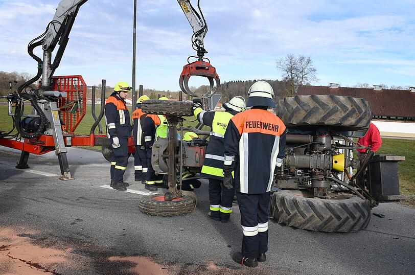 Der Traktorfahrer verletzte sich bei dem Unfall und kam ins Krankenhaus. Der Unfallverursacher hatte über 1,1 Promille.
