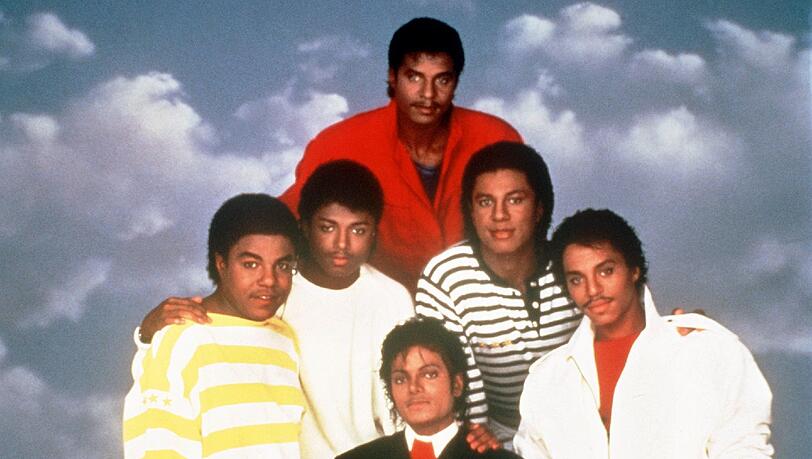 Michael Jackson (Mitte) mit seinen Brüdern (von links): Tito, Randy, Jackie, Jermaine und Marlon. Das Foto stammt aus den 80er-Jahren. Die Brüder waren Mitglieder der 1965 von Vater Joseph Jackson gegründeten Soul-Band "Jackson Five", später "The Jacksons". Michael Jackson (Mitte) mit seinen Brüdern (von links): Tito, Randy, Jackie, Jermaine und Marlon. Das Foto stammt aus den 80er-Jahren. Die Brüder waren Mitglieder der 1965 von Vater Joseph Jackson gegründeten Soul-Band "Jackson Five", später "The Jacksons".