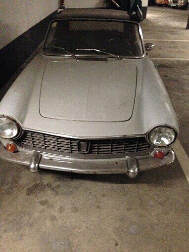 Ein sportlicher Fiat wartet darauf, dass mal wieder jemand richtig Gas gibt