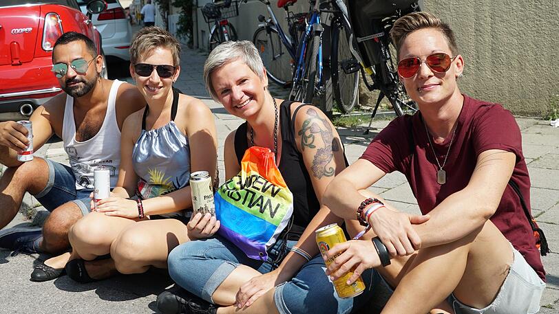 Laut, bunt und vor allem schwul: Das Hans-Sachs-Straßenfest zieht knapp 10.000 Menschen aus München und der queeren Szene an.