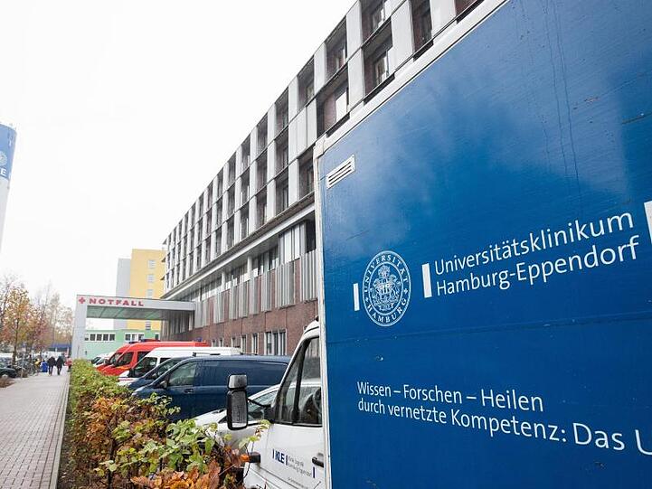 Universitätsklinikum Eppendorf in Hamburg. Das UKE bestätigte, dass der Patient am Freitag auf der Intensivstation gestorben ist.