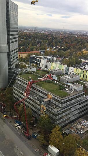 Der demolierte Kran auf dem Hausdach im Arabellapark. Bilder vom Unglücksort.