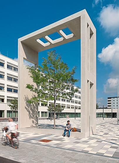 Die "Baumschule" des Künstlerkollektivs "Observatorium" am Sandbienenweg. Die "Baumschule" des Künstlerkollektivs "Observatorium" am Sandbienenweg.