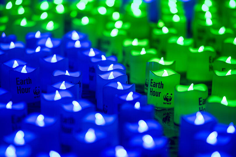 Led-Kerzen mit der Aufschrift "Earth Hour", eine Aktion aus dem Jahr 2017 in München.