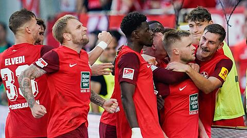 Kaiserslauterns Jean Zimmer (2.v.r.) jubelt mit Mannschaftskollegen über das Tor zum 3:2.