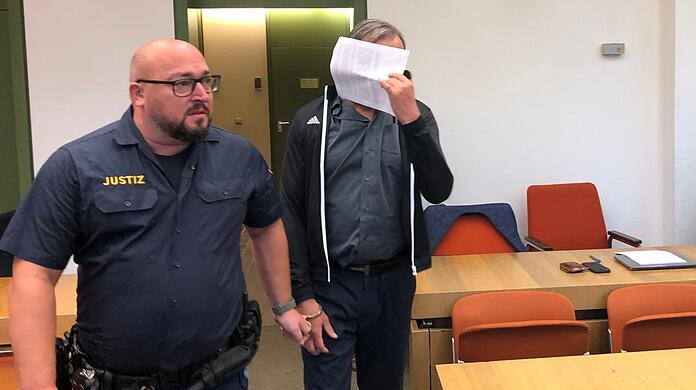 Der Angeklagte wird zu Beginn des auf mehrere Monate angesetzten Prozesses um hundertfachen Betrug in den Gerichtssaal gebracht.