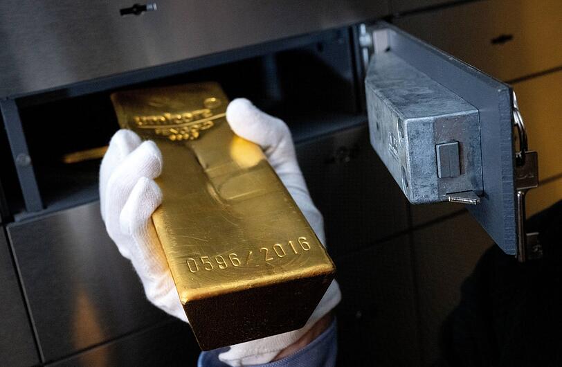Goldbarren sind in einem Schließfach im Tresorraum einer Bank deutlich sicherer deponiert, als Zuhause.  Symbolbild