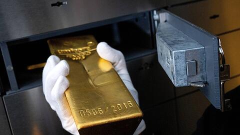 Goldbarren sind in einem Schließfach im Tresorraum einer Bank deutlich sicherer deponiert, als Zuhause.  Symbolbild