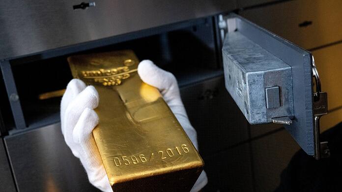 Goldbarren sind in einem Schließfach im Tresorraum einer Bank deutlich sicherer deponiert, als Zuhause.  Symbolbild