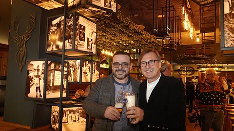 Wirt Frank Mansory (l.) und Thomas Linsmayer vom Deutschen Theater sto&szlig;en auf die Zukunft an.