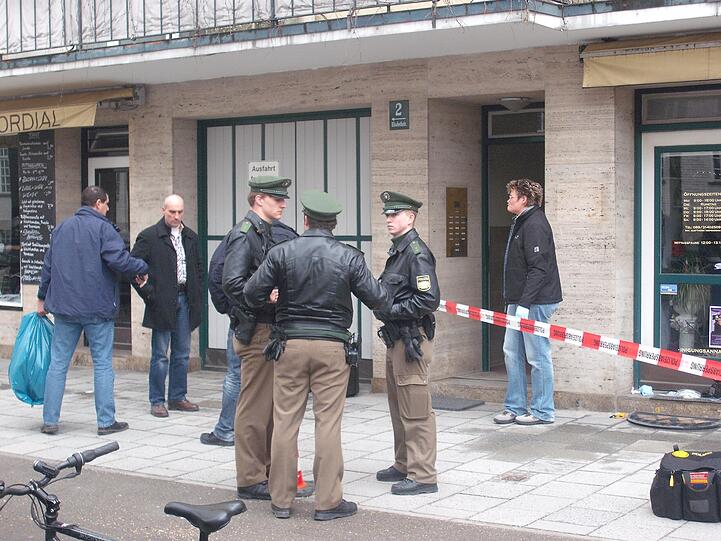 Tatort Schwabing: Eine Frau hat mit einem Küchenmesser wie wild umsich gestochen.