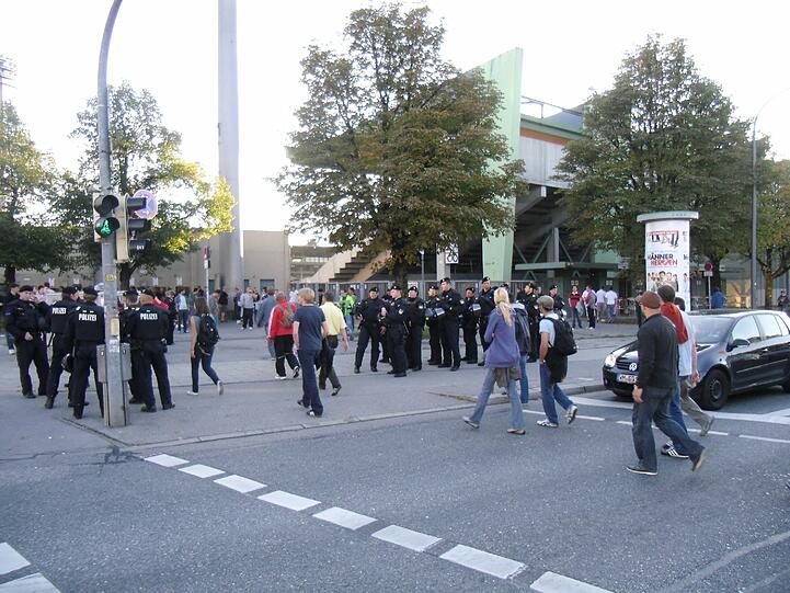 Per Eskorte haben die Beamten die Fans zum Spiel begleitet