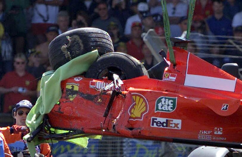 1999: Schumachers schwerster Formel-1-Unfall. Im englischen Silverstone raste er wegen eines Bremsdefekts in einen Reifenstapel und zog sich einen Schien- und Wadenbeinbruch zu.