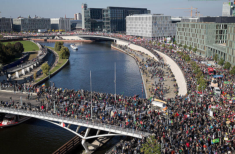 Bilder von der TTIP-Demo in Berlin. Laut Polizei nahmen rund hunderttausend Menschen am Protestmarsch durch die Hauptstadt teil.