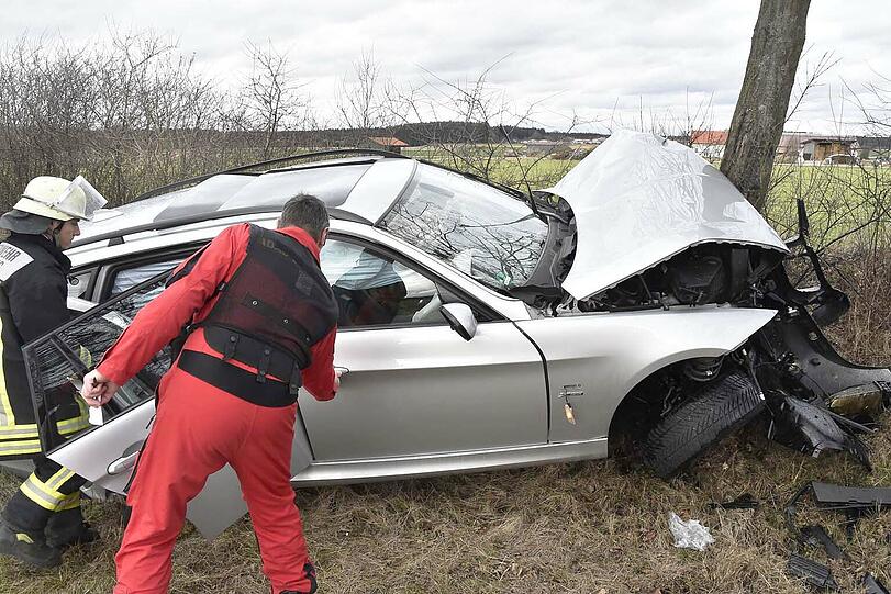 Die ältere Dame kam mit ihrem BMW von der Fahrbahn ab und prallte frontal gegen einen Baum.