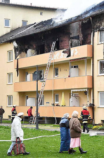 Feuer in einem Rosenheimer Mehrfamilienhaus. Die Bilder vom dramatischen Einsatz.