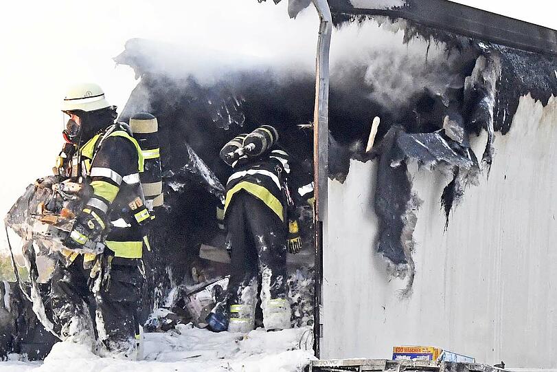 Auf der A9 ist ein Lkw komplett ausgebrannt - er hatte Tiefkühlpizza geladen.
