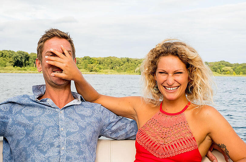 Auf der Nackt-Insel gesucht und gefunden: Schauspieler Peer Kusmagk und Surferin Janni Hönscheid.