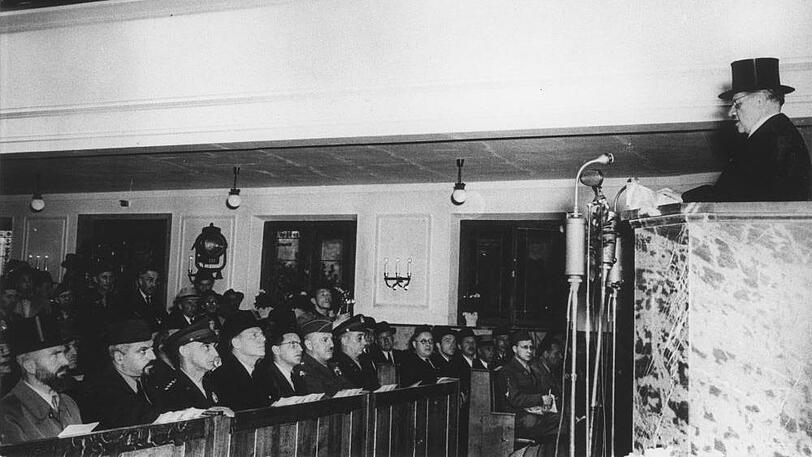 Julius Spanier (r.), IKG-Gemeindepräsident, beim Festakt zur Eröffnung der Synagoge in der Reichenbachstraße im Mai 1947.
