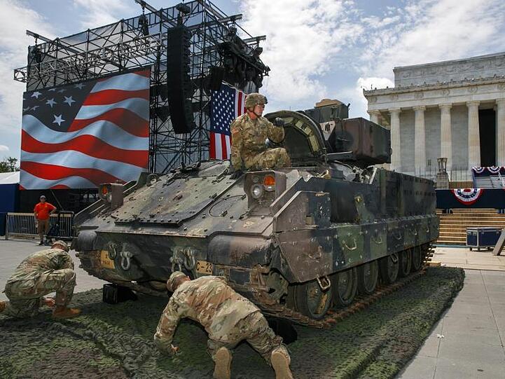 Schweres Gerät: Soldaten mit einem Bradley Fighting Vehicle, das am Unabhängigkeitstag durch Washington rollen soll.