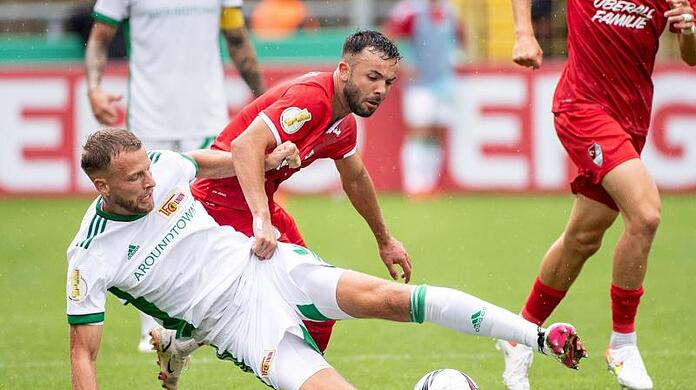 Max Kruse von Union Berlin (l) am Ball.