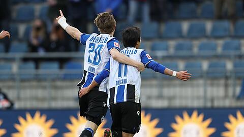 Bielefelds Torschütze Masaya Okugawa (r) feiert seinen Treffer mit Patrick Wimmer (l).