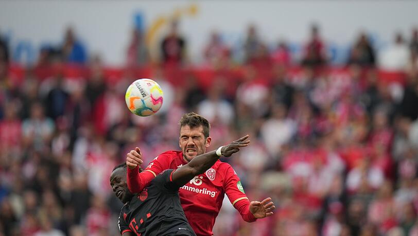 Der Mainzer Stefan Bell (r) und Bayern-Münchens Sadio Mané beim Kopfball.