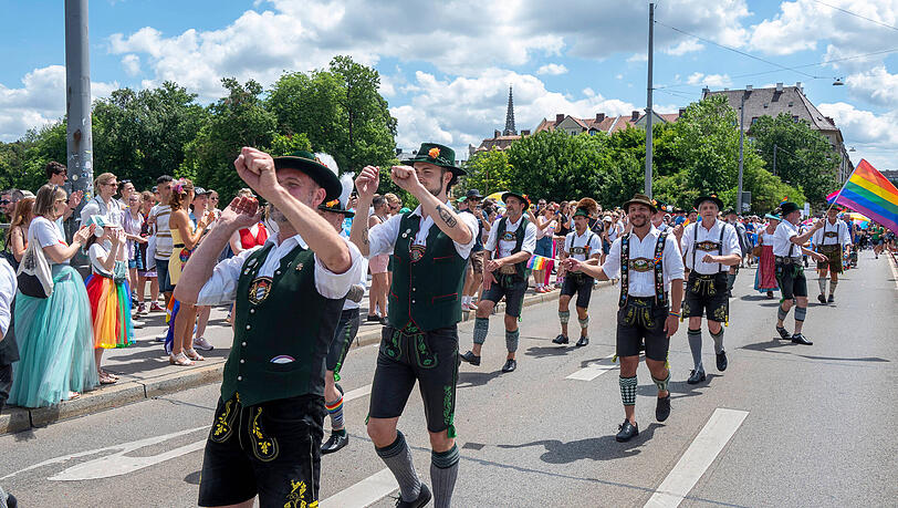 Schwule Schuhplattler beim CSD auf der Reichenbachbrücke.