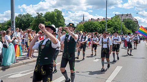 Schwule Schuhplattler beim CSD auf der Reichenbachbrücke.