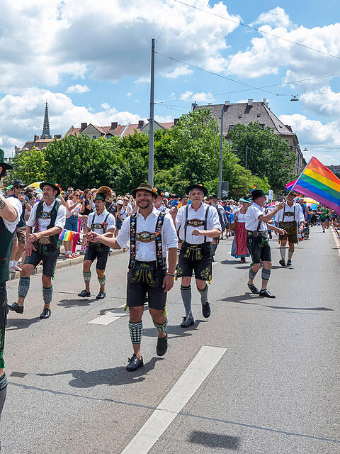 Schwule Schuhplattler beim CSD auf der Reichenbachbrücke.