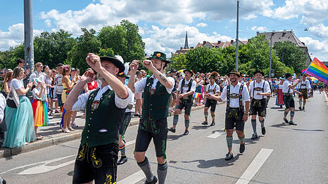 Schwule Schuhplattler beim CSD auf der Reichenbachbrücke.