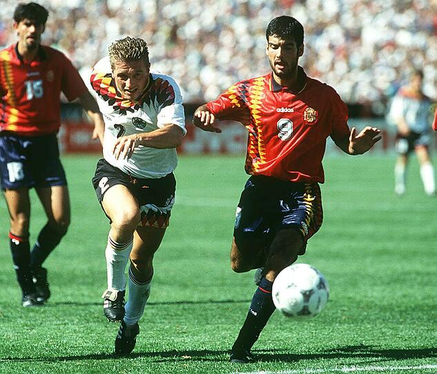 Bei der Weltmeisterschaft 1994 spielt Pep Guardiola (r.) mit Spanien gegen Deutschland (links: Thomas Strunz). Die Begegnung endet 1:1.