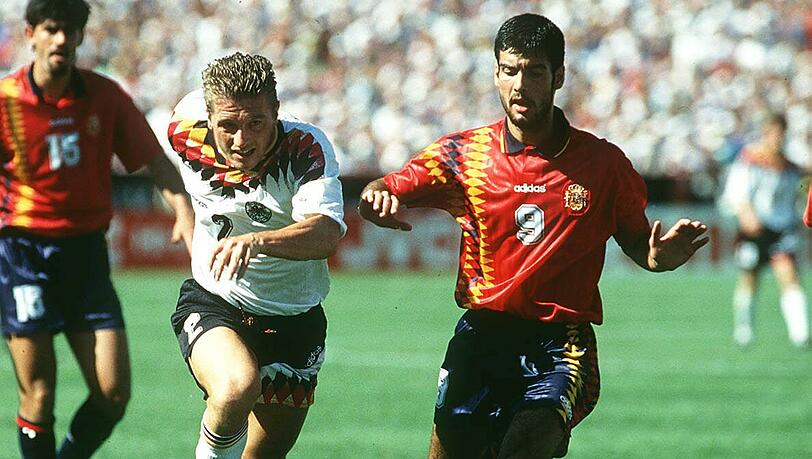 Bei der Weltmeisterschaft 1994 spielt Pep Guardiola (r.) mit Spanien gegen Deutschland (links: Thomas Strunz). Die Begegnung endet 1:1. Bei der Weltmeisterschaft 1994 spielt Pep Guardiola (r.) mit Spanien gegen Deutschland (links: Thomas Strunz). Die Begegnung endet 1:1.
