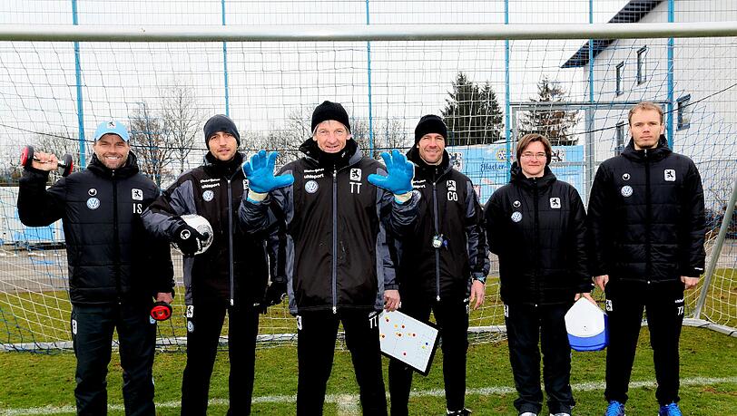Die Assistenten von 1860-Cheftrainer Friedhelm Funkel: (von l.): Fitnesstrainer Ingo Seifert, Co-Trainer Christian Holzer, Torwart-Trainer Kurt Kowarz, Co-Trainer Markus von Ahlen und die Physiotherapeuten Christine Forster und Tobias Adams. Die Assistenten von 1860-Cheftrainer Friedhelm Funkel: (von l.): Fitnesstrainer Ingo Seifert, Co-Trainer Christian Holzer, Torwart-Trainer Kurt Kowarz, Co-Trainer Markus von Ahlen und die Physiotherapeuten Christine Forster und Tobias Adams.