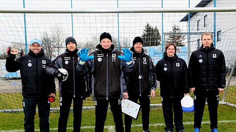 Die Assistenten von 1860-Cheftrainer Friedhelm Funkel: (von l.): Fitnesstrainer Ingo Seifert, Co-Trainer Christian Holzer, Torwart-Trainer Kurt Kowarz, Co-Trainer Markus von Ahlen und die Physiotherapeuten Christine Forster und Tobias Adams.