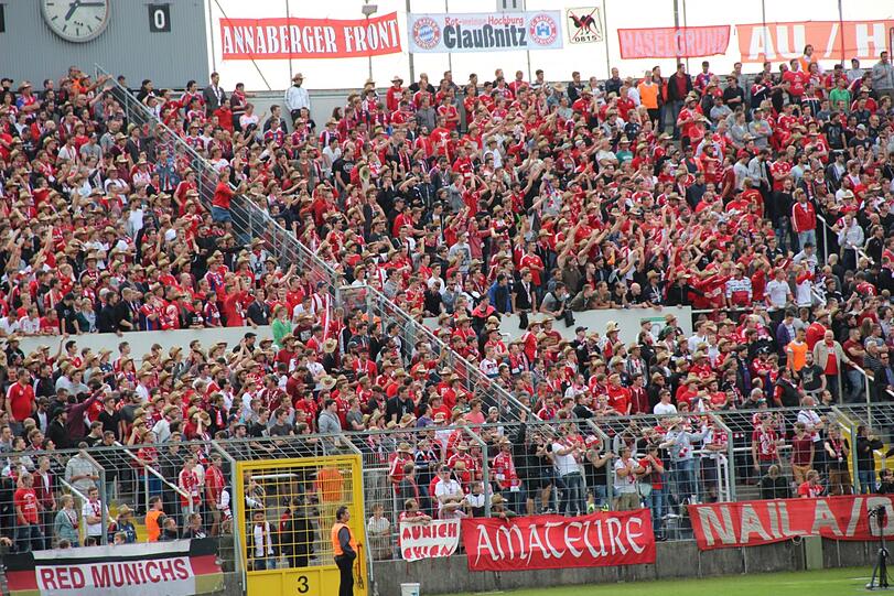 Die Fans des FC Bayern beim Amateurderby.