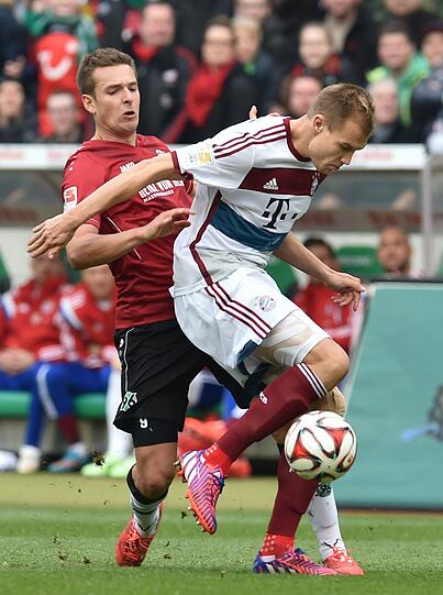 HOLGER BADSTUBER - NOTE 3 - Musste für Dante retten (17.), hielt die Abwehr meist ganz geschickt zusammen. Doch nicht immer auf der Höhe bei langen Bällen in den Rücken der Abwehr, zum Beispiel in Minute 78.