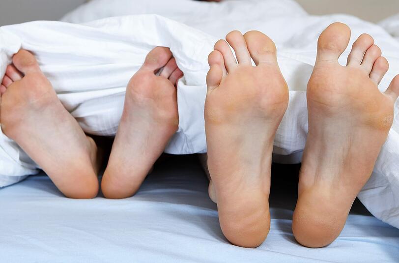 Mutter schläft nackt bei 16-jährigem Sohn und erntet dafür scharfe Kritik.