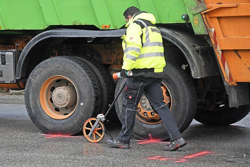 Die junge Frau wurde von der Hinterachse des Lkw erfasst und überrollt.