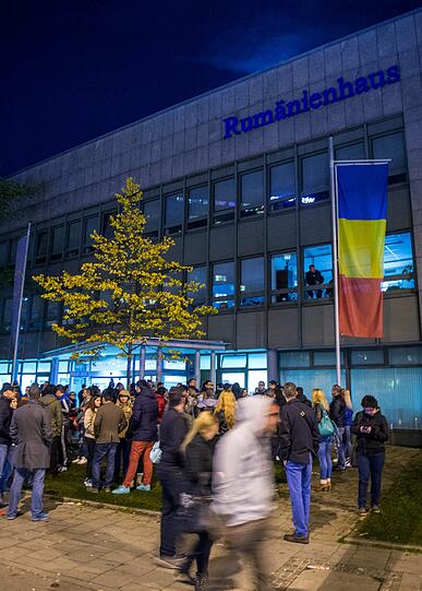 Zahlreiche Rumänen demonstrieren am 02.11.2014 vor dem rumänischen Konsulat in München für ihr Wahlrecht.