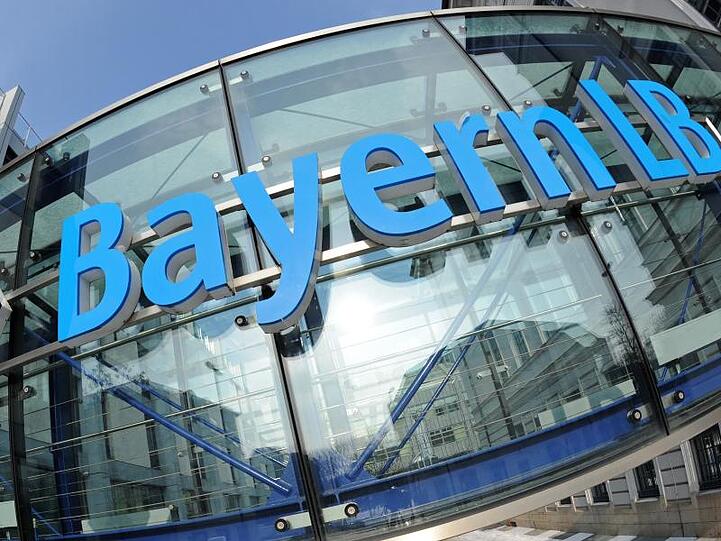 Das Logo der Bayerischen Landesbank (BayernLB) ist an der Zentrale zu sehen. Foto: Andreas Gebert/Archiv