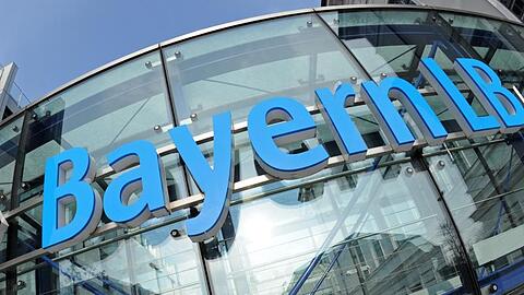 Das Logo der Bayerischen Landesbank (BayernLB) ist an der Zentrale zu sehen. Foto: Andreas Gebert/Archiv