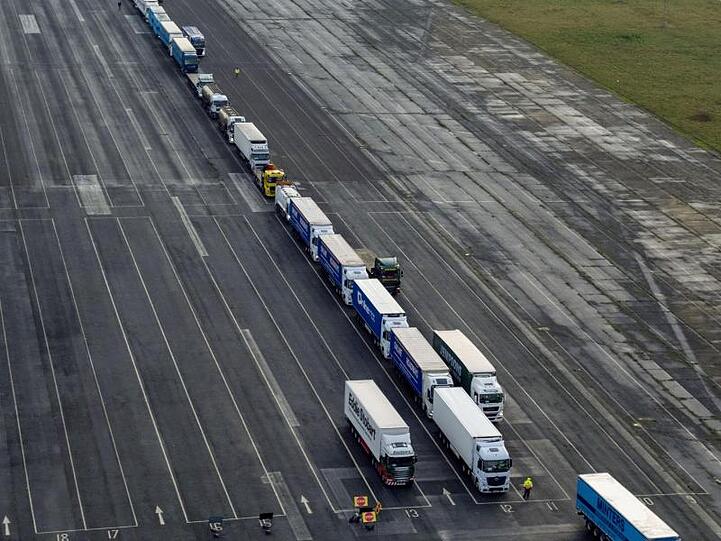 Der ehemalige Flugplatz in Manston könnte genutzt werden, um etwa 6000 Lastwagen zu parken, um die erwartete Überlastung der Häfen nach einem harten Brexit zu verringern.