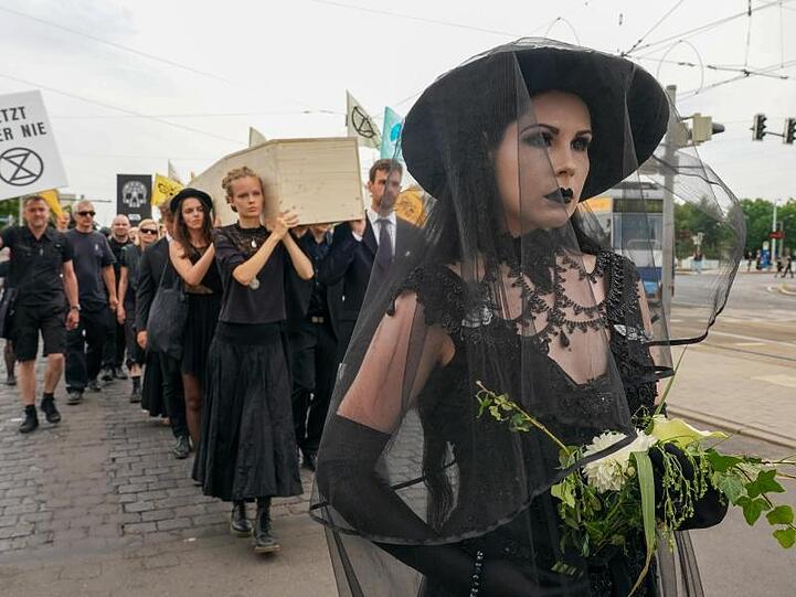 Politisch engagiert: Trauermarsch zur Rettung aussterbender Arten beim Wave-Gotik-Treffen in Leipzig.