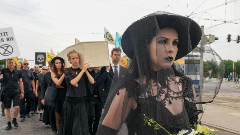 Politisch engagiert: Trauermarsch zur Rettung aussterbender Arten beim Wave-Gotik-Treffen in Leipzig. Politisch engagiert: Trauermarsch zur Rettung aussterbender Arten beim Wave-Gotik-Treffen in Leipzig.