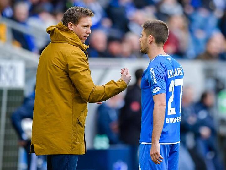 Hoffenheims Trainer Julian Nagelsmann (l) spricht während eines Spiels mit Andrej Kramaric.