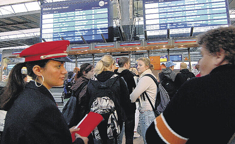 Es führt kein Zug nach Irgendwo. Verärgerte Passagiere, ratlose Bahnbeamten: So ist es nun mal, wenn gestreikt wird. Foto: Gregor Feindt