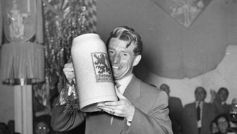 Fritz Walter beim Empfang imLöwenbräukeller. Fritz Walter beim Empfang imLöwenbräukeller.