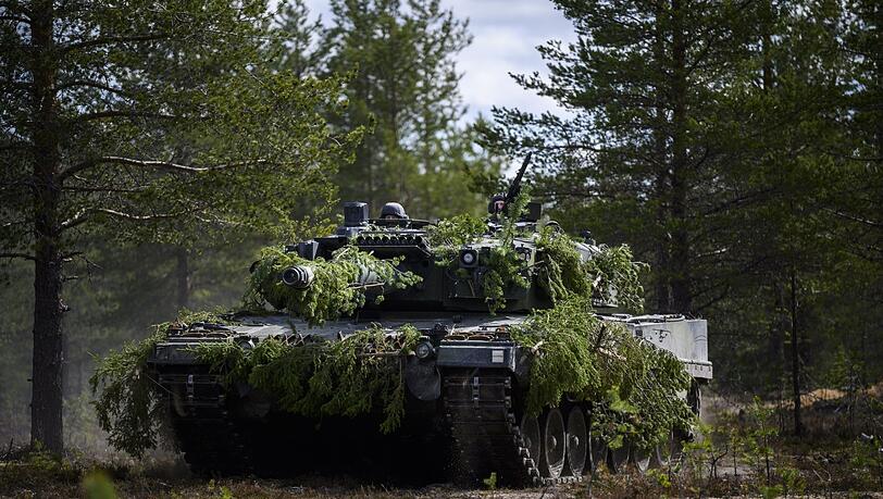 Ein finnischer Panzer Leopard 2A6 fährt während eines Nato-Manövers durch einen Wald. (Archivbild)